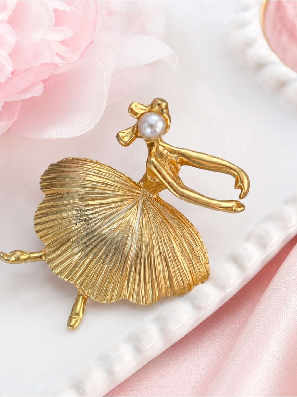 Vintage Gold Tone Ballerina Brooch Pearl Prima Dancer Balletcore Pin